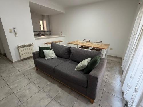 un soggiorno con un divano e un tavolo di Catedral Plaza Malvinas a La Plata