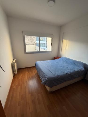 una camera da letto con un letto e una finestra di Catedral Plaza Malvinas a La Plata