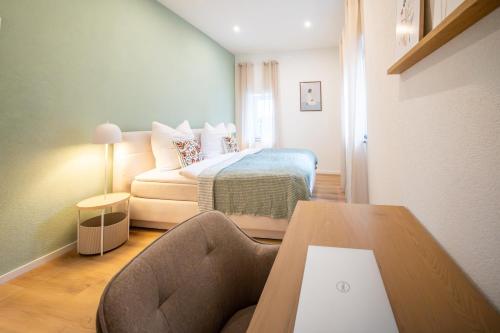 een kleine kamer met een bed en een bank bij 1 BR Bungalow in Rüdesheim am Rhein