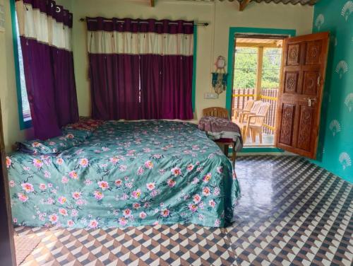 een slaapkamer met een bed met een blauw dekbed bij Omkar Homestay Adgaon Beach Sea View Next to Diveagar in Adgaon