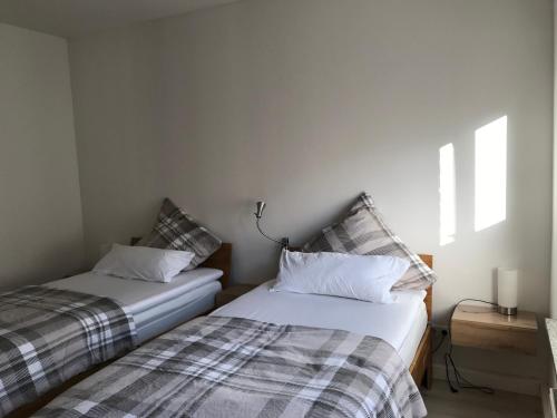 zwei nebeneinander stehende Betten in einem Schlafzimmer in der Unterkunft Villa Cologne - Apartments & Monteursquartiere in Meckenheim bei Köln in Meckenheim