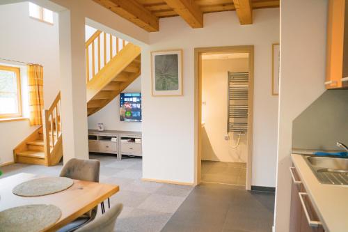 una cucina con un tavolo e una sala da pranzo di Apartmány Modrava a Modrava
