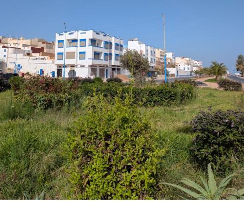 un prato con edifici sullo sfondo di Appartement Calme Sidi Ifni a Sidi Ifni
