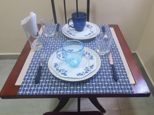 een tafel met twee borden en een glas erop bij Stúdio em ótima localização in Santarém