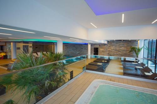 Piscine de l'établissement Luxury Penthouse-Poiana Brasov ou située à proximité