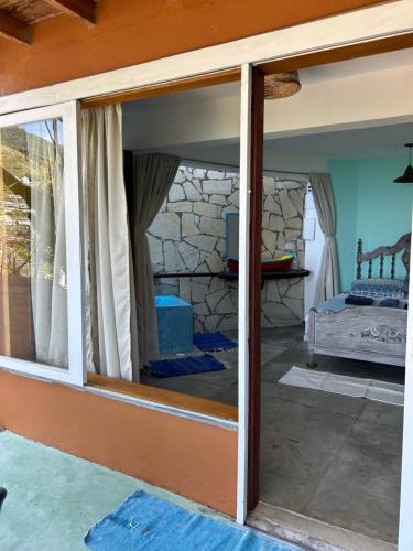 una vista di una camera da letto dalla porta di una casa di Chalé Vista Mar a Ilhabela