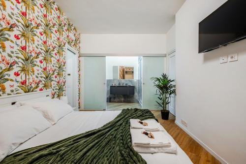 een slaapkamer met een groot wit bed en een tv bij Frascati's Most Exclusive Stay Central Square in Frascati