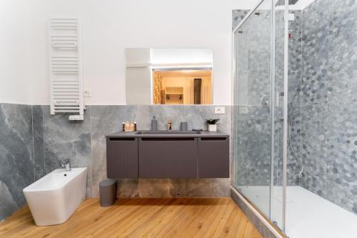 ein Badezimmer mit Waschbecken und Dusche in der Unterkunft Frascati's Most Exclusive Stay Central Square in Frascati