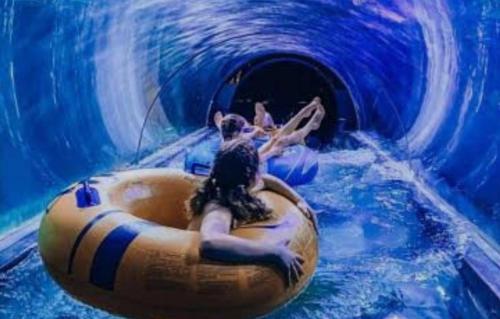 een vrouw die op een rubberband in een golftunnel vaart bij Apartment J&S nr 77, blisko Aquapark Reda, Trójmiasto in Rumia