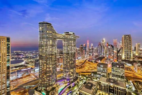 Private room in 3BR Ultra-Luxury-High-Rise Apartment next to BURJ KHALIFA, DUBAI MALL