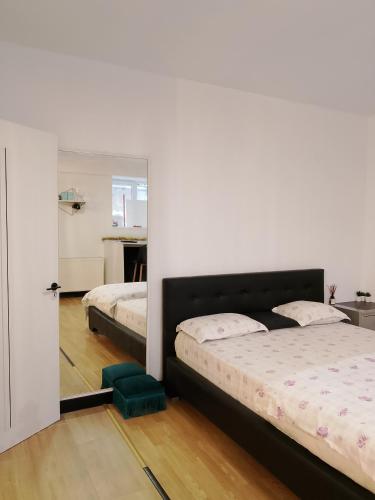 een slaapkamer met twee bedden en een spiegel bij 18 Piata Sfatului in Braşov
