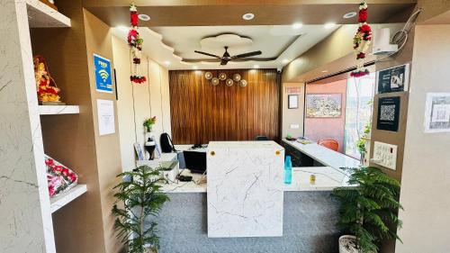 un ufficio con una scrivania e un computer di Himtaara Hotel a Islāmnagar
