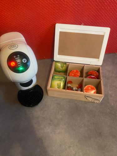 Neben einer Kiste Tomaten steht ein Spielzeugroboter. in der Unterkunft Au pied des quais avec balcon in Auxerre