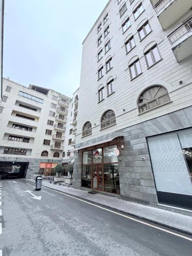 una strada vuota di fronte a un edificio di Republic Square 2 bedroom 2 bathroom a Yerevan
