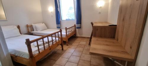 una stanza con due letti a castello e una scrivania di Seaside studio with swimming pool & parking #3 a Kassandra (Kassandria)