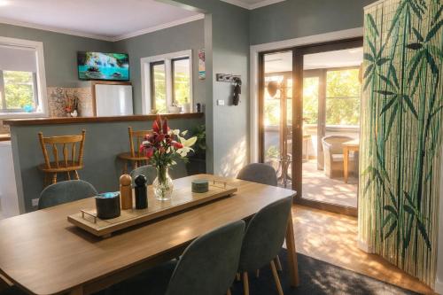 een eetkamer met een houten tafel en stoelen bij Hidden Gem - St Mary's in Saint Marys