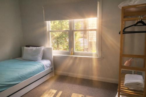 een slaapkamer met een bed en een raam bij Hidden Gem - St Mary's in Saint Marys