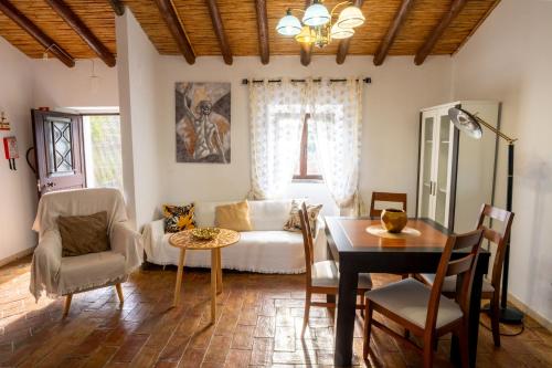 ein Wohnzimmer mit Sofa und Tisch in der Unterkunft Cantinho Alentejano-Rua das Hortas, Corte Pao e Agua in Mértola