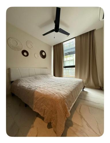 a bedroom with a bed and a ceiling fan at Relajante y acogedor in Tangolunda