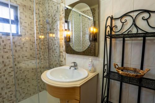 ein Badezimmer mit Waschbecken und Spiegel in der Unterkunft Cantinho Alentejano-Rua das Hortas, Corte Pao e Agua in Mértola