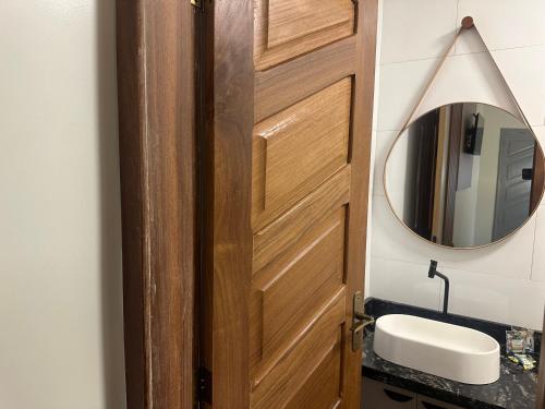 圣塔伦Pousada Lehmen的浴室设有木门和镜子