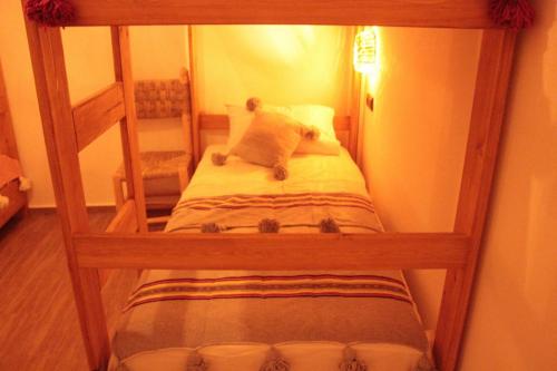 een stapelbed met een teddybeer erop bij TRAVEL SURF NATURE in Tamraght Ouzdar