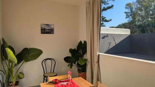 a dining room with a table and a window at Domu S'Aratzia - Vicino al mare - con parcheggio privato in Quartu Sant'Elena