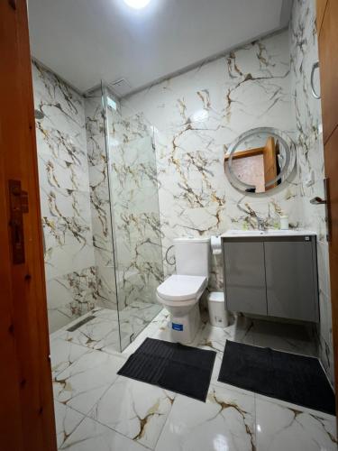 Phòng tắm tại Élégance et Confort à Proximité de la Plage