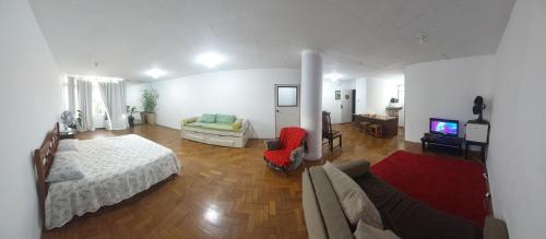 En eller flere senge i et værelse på Apartamento espaçoso e completo no Centro do Rio, perto do metro