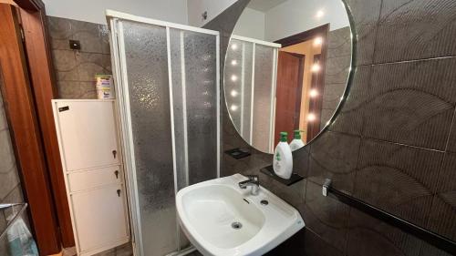 ein Badezimmer mit Waschbecken und Spiegel in der Unterkunft Casa Falco in Urbania