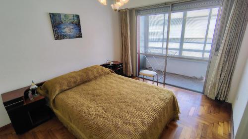 En eller flere senge i et værelse på EFDEPARTAMENTOS Dos ambientes Plaza Colon