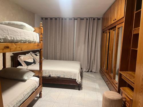 Vuode tai vuoteita majoituspaikassa Chalet des Caraïbes
