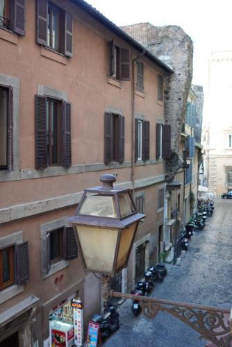 罗马Residenza al Pantheon - RH Collection的建筑物一侧的街道灯