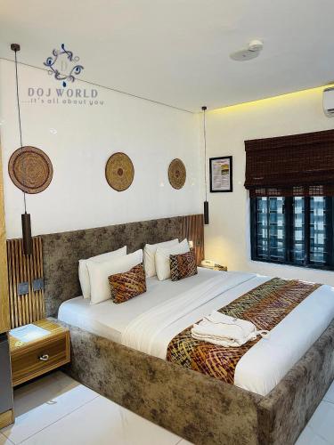 ein Schlafzimmer mit einem großen Bett in einem Zimmer in der Unterkunft DOJ WORLD in Ikeja