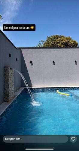 a pool of water with a surfboard in it at casa_litoral_mongagua_2022 in Mongaguá