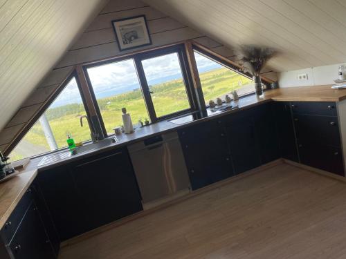 an overhead view of a kitchen with large windows at Vestra-Fíflholt 2 herbergja íbúð, fyrir allt að 8 gesti in Hvolsvöllur