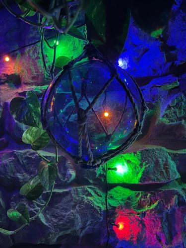 een glazen kom met kerstverlichting op de rotsen bij Zen Casa House in Gijón