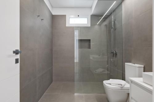 Et badeværelse på Modern Apartment Steps From Beach