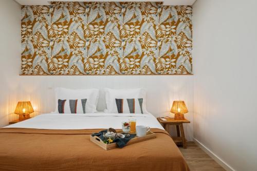 En eller flere senge i et værelse på Modern Apartment Steps From Beach