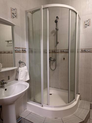 een badkamer met een douche en een wastafel bij Сункар in Uchitelʼ