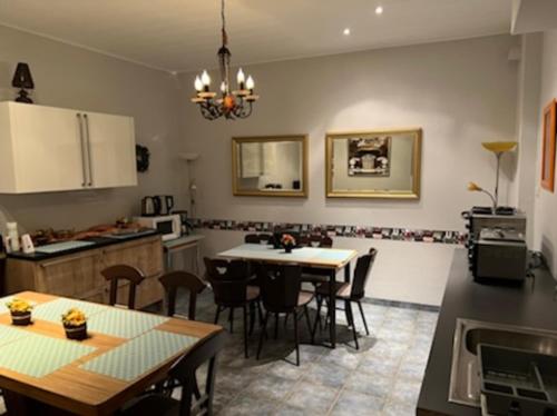 eine Küche und ein Esszimmer mit Tisch und Stühlen in der Unterkunft Hotel Bender in Eschweiler