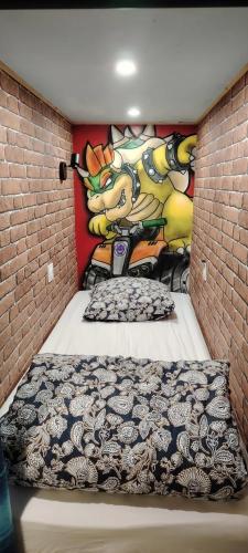 ヴィルヌーヴ・ス・ダマルタンにあるMaison gameのシンプソンズの壁画が描かれた壁のある寝室