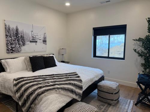 een slaapkamer met een bed en een raam bij Luxe Escape - At Powder Mountain in Sundown Condominiums at Powder Mountain