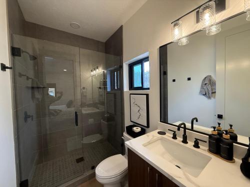 een badkamer met douche, wastafel en toilet bij Luxe Escape - At Powder Mountain in Sundown Condominiums at Powder Mountain