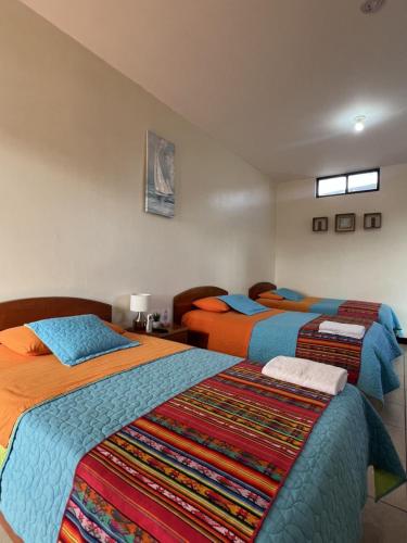 Giường trong phòng chung tại Hotel Casa Cascada