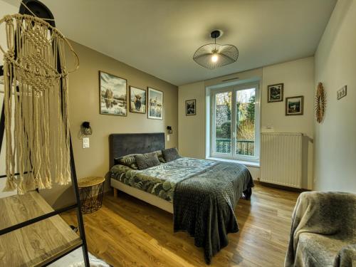 een slaapkamer met een bed en een raam bij Au Balcon de la Basilique in Boulogne-sur-Mer
