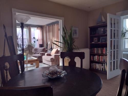 un salon avec une table et un canapé dans l'établissement Ventnor Island Beach House, à Ventnor City