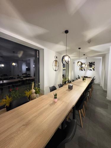 een lange houten tafel in een kamer met stoelen bij Osicki Sport Resort in Korbielów