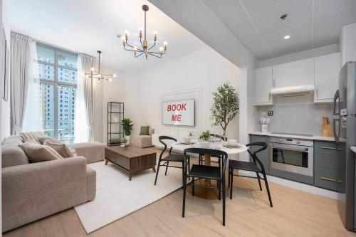 Free housekeeping visits during your stay - StayShort - Elegant 1-Bedroom Apartment in Dubai Marina