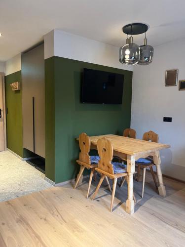 une salle à manger avec une table et des chaises en bois dans l'établissement GOLDMARIE - Apartments, à Aschau